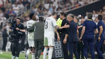 Simeone charla con Valverde mientras Vin&iacute;cius es sustituido