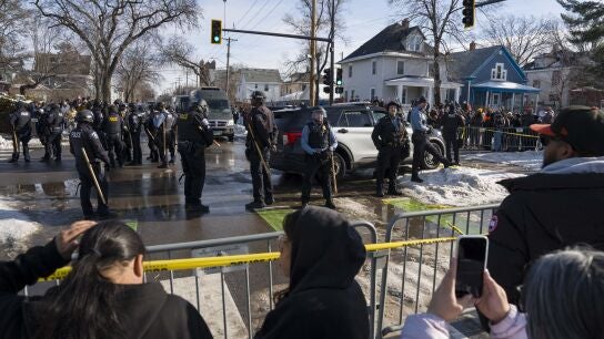 07 January 2026, US, Minneapolis: Minneapolis Police Department and FBI agents stand at the scene of a shooting involving a Federal ICE agent in South Minneapolis. An ICE officer fatally shot a woman Wednesday morning in south Minneapolis, where federal and local law enforcement have clashed for hours with protesters. Photo: Mark Brown/ZUMA Press Wire/dpa 07/01/2026 ONLY FOR USE IN SPAIN
