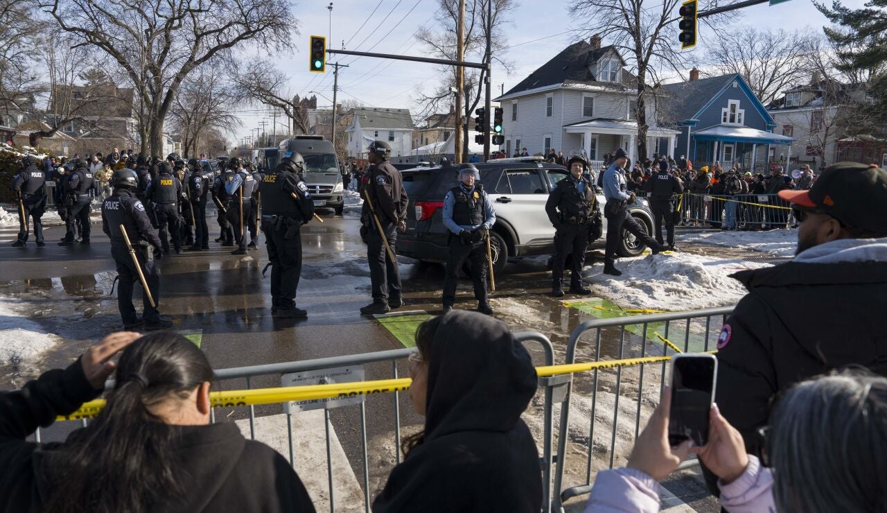 ICE agent fatally shoot woman during Minneapolis immigration raid