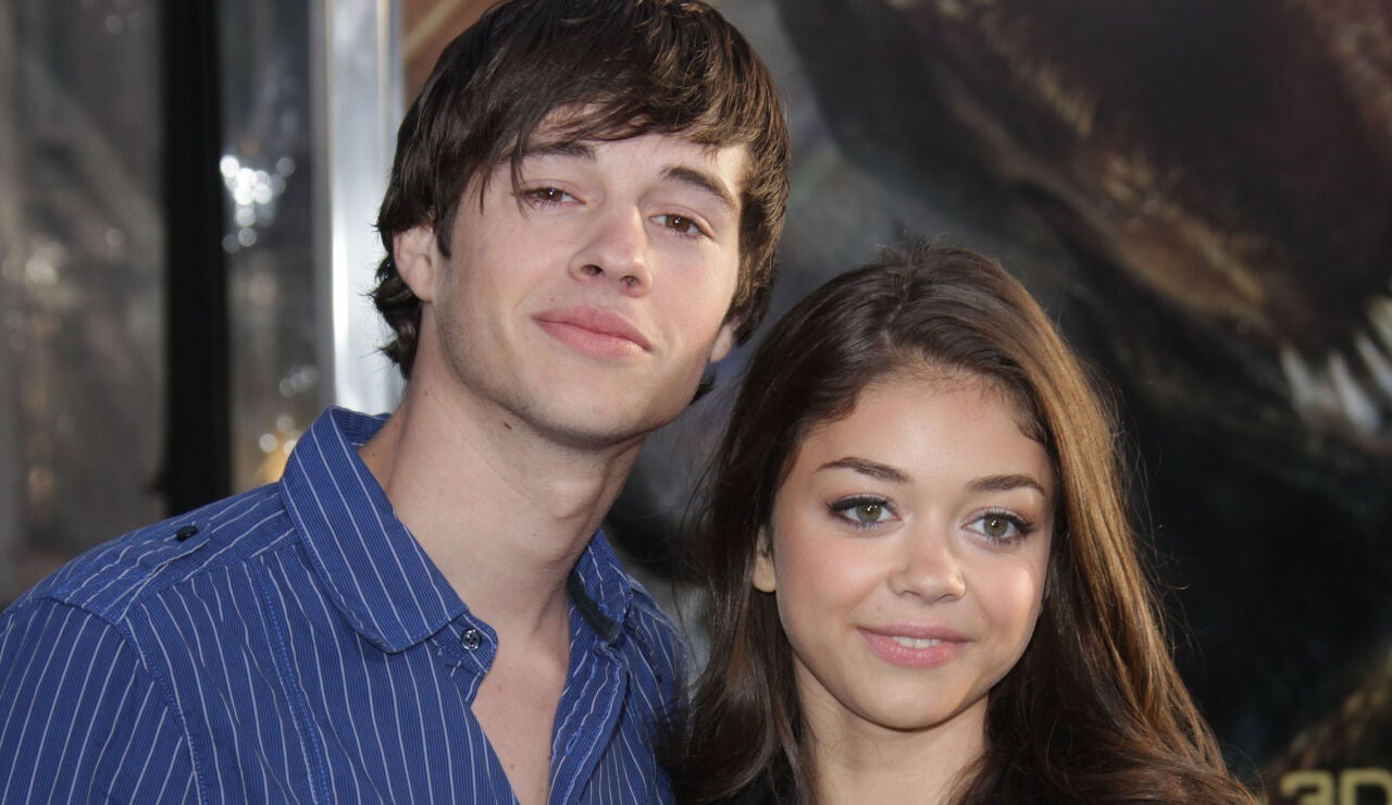 El actor Disney Matt Prokop junto a Sarah Hyland 