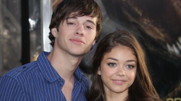 El actor Disney Matt Prokop junto a Sarah Hyland 