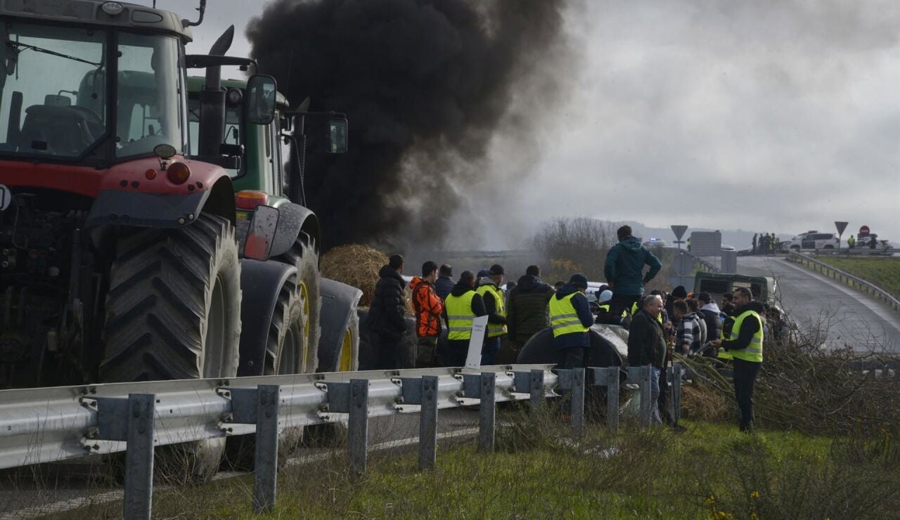 Tractoristas mantienen el corte en la A-52, pasadas m&aacute;s de 24 horas, en protesta por el acuerdo de Mercosur