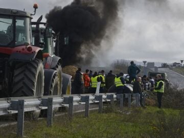 Tractoristas mantienen el corte en la A-52, pasadas m&aacute;s de 24 horas, en protesta por el acuerdo de Mercosur
