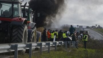 Tractoristas mantienen el corte en la A-52, pasadas m&aacute;s de 24 horas, en protesta por el acuerdo de Mercosur