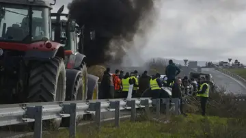 Tractoristas mantienen el corte en la A-52, pasadas más de 24 horas, en protesta por el acuerdo de Mercosur Tractoristas mantienen el corte en la A-52, pasadas más de 24 horas, en protesta por el acuerdo de Mercosur