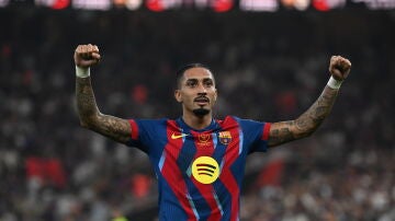 Raphinha celebra su gol en la final de la Supercopa de Espa&ntilde;a