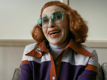 Amy Madigan como la tía Gladys en Weapons Amy Madigan como la tía Gladys en Weapons