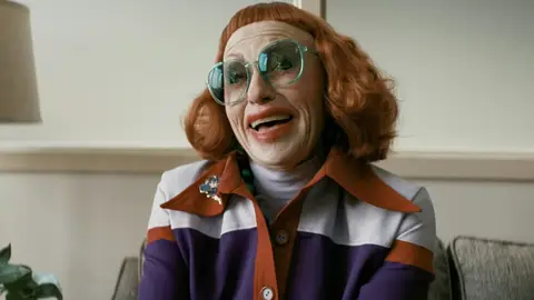 Amy Madigan como la tía Gladys en Weapons Amy Madigan como la tía Gladys en Weapons