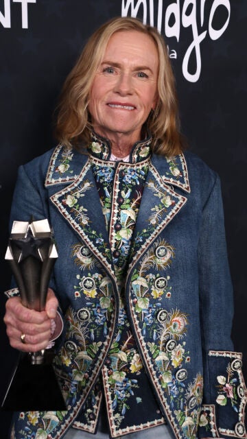 Amy Madigan con su premio en los Critics Choice