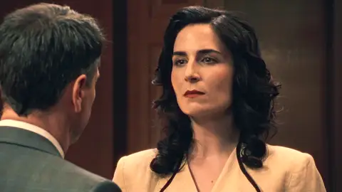 Gabriel amenaza a Isabel: si testifica en favor de los De la Reina, su familia lo pagará muy caro Gabriel amenaza a Isabel: si testifica en favor de los De la Reina, su familia lo pagará muy caro