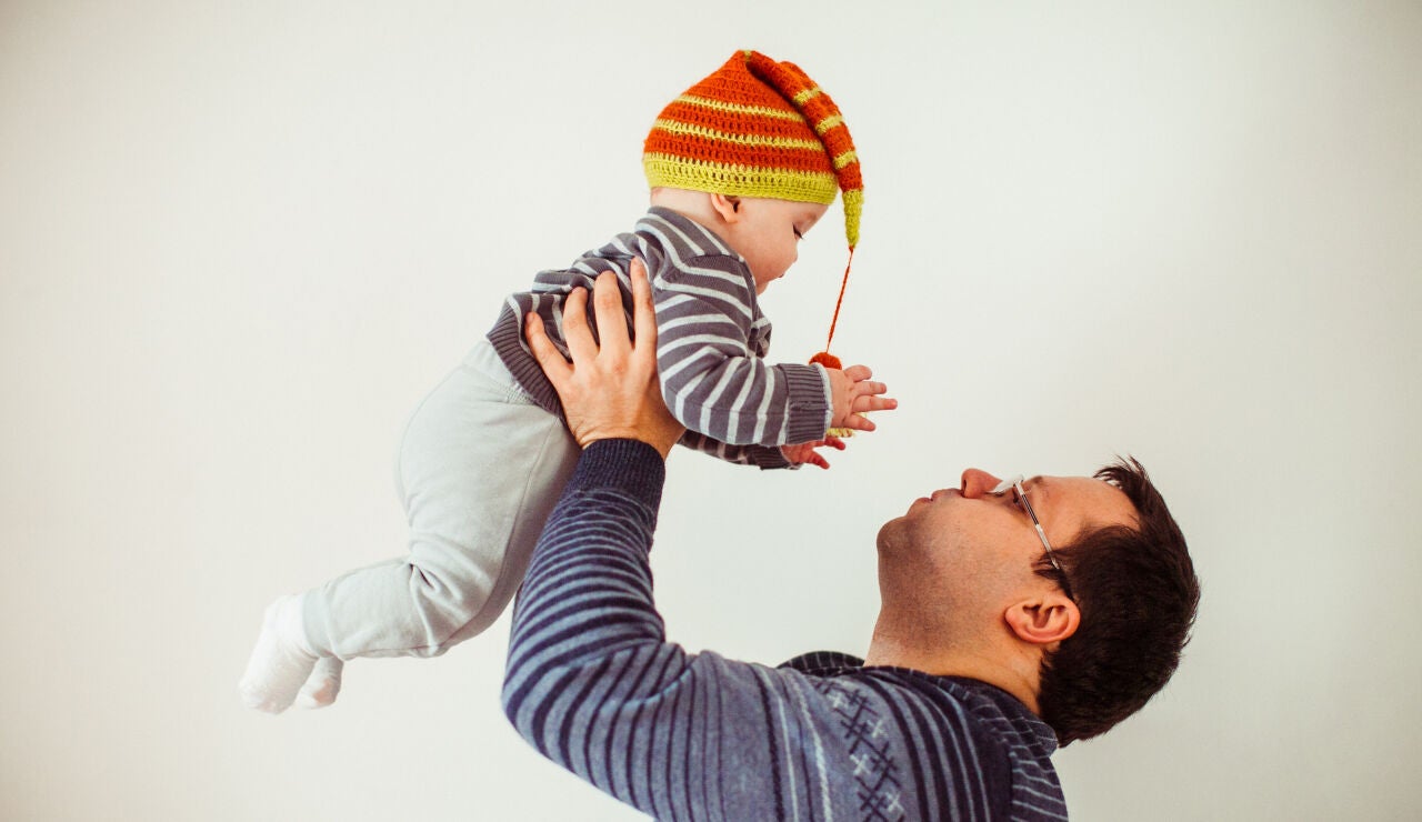 El padre sostiene su peque&ntilde;o hijo