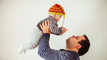 El padre sostiene su pequeño hijo El padre sostiene su pequeño hijo