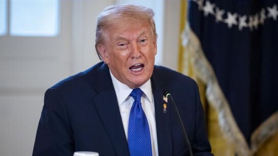 Trump dice que el Ej&eacute;rcito de EEUU est&aacute; "analizando muy seriamente" intervenir en Ir&aacute;n
