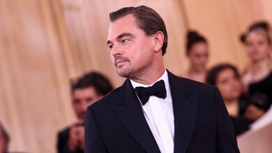 Las extrañas caras de Leonardo DiCaprio en los Globos de Oro: ¿Con quién estaría hablando?