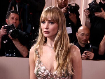 Jennifer Lawrence, sobre la alfombra roja de los Globos de Oro 2026