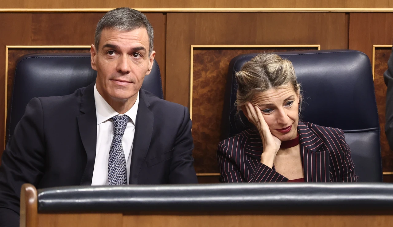 El presidente del Gobierno, Pedro Sánchez, y la vicepresidenta segunda y ministra de Trabajo y Economía Social, Yolanda Díaz, durante una sesión de control al Gobierno