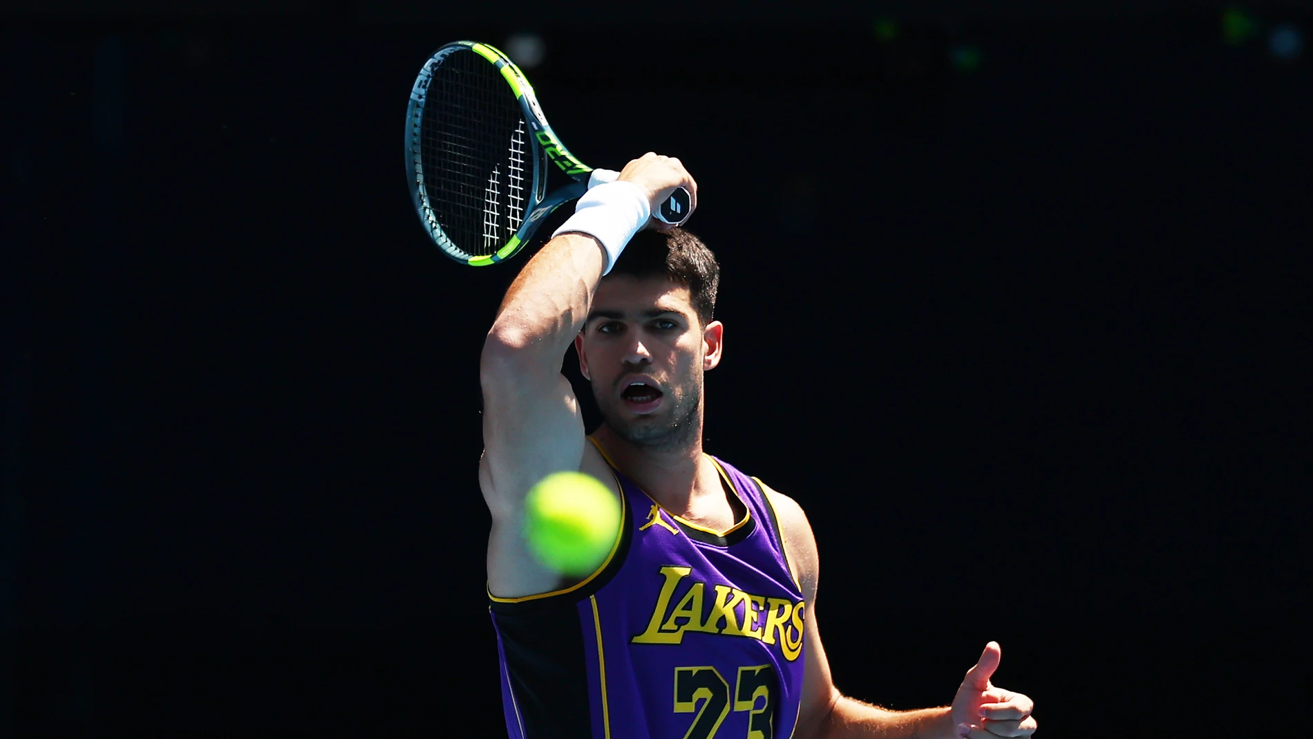 Alcaraz se viste de Lebron James durante su entrenamiento en Australia Alcaraz se viste de Lebron James durante su entrenamiento en Australia