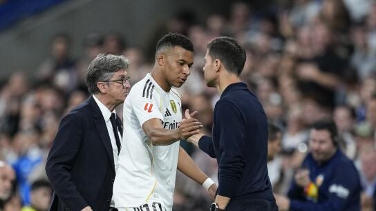 Mbapp&eacute; y Xabi Alonso se saludan