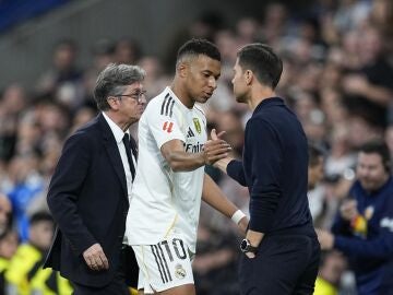 Mbapp&eacute; y Xabi Alonso se saludan
