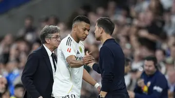 Mbappé y Xabi Alonso se saludan Mbappé y Xabi Alonso se saludan