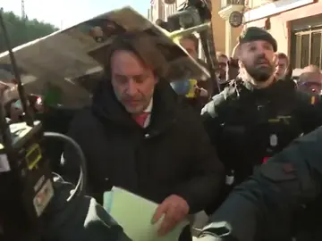 Una manifestante agrede al exjefe de gabinete de Mazón a su salida del juzgado Una manifestante agrede al exjefe de gabinete de Mazón a su salida del juzgado