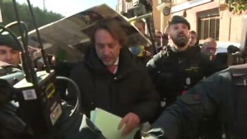 Una manifestante agrede al exjefe de gabinete de Maz&oacute;n a su salida del juzgado