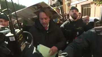 Una manifestante agrede al exjefe de gabinete de Mazón a su salida del juzgado Una manifestante agrede al exjefe de gabinete de Mazón a su salida del juzgado