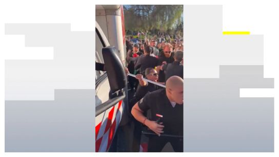 Un veh&iacute;culo irrumpe en la protesta