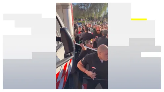 Un vehículo irrumpe en la protesta Un vehículo irrumpe en la protesta