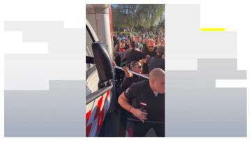 Un veh&iacute;culo irrumpe en la protesta