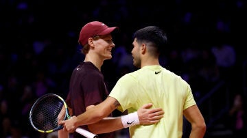 Jannik Sinner y Carlos Alcaraz se saludan tras la exhibici&oacute;n en Corea del Sur