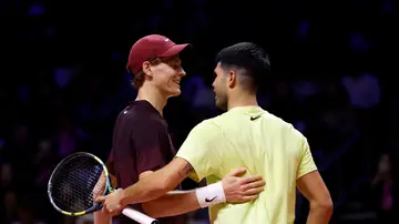 Jannik Sinner y Carlos Alcaraz se saludan tras la exhibición en Corea del Sur Jannik Sinner y Carlos Alcaraz se saludan tras la exhibición en Corea del Sur