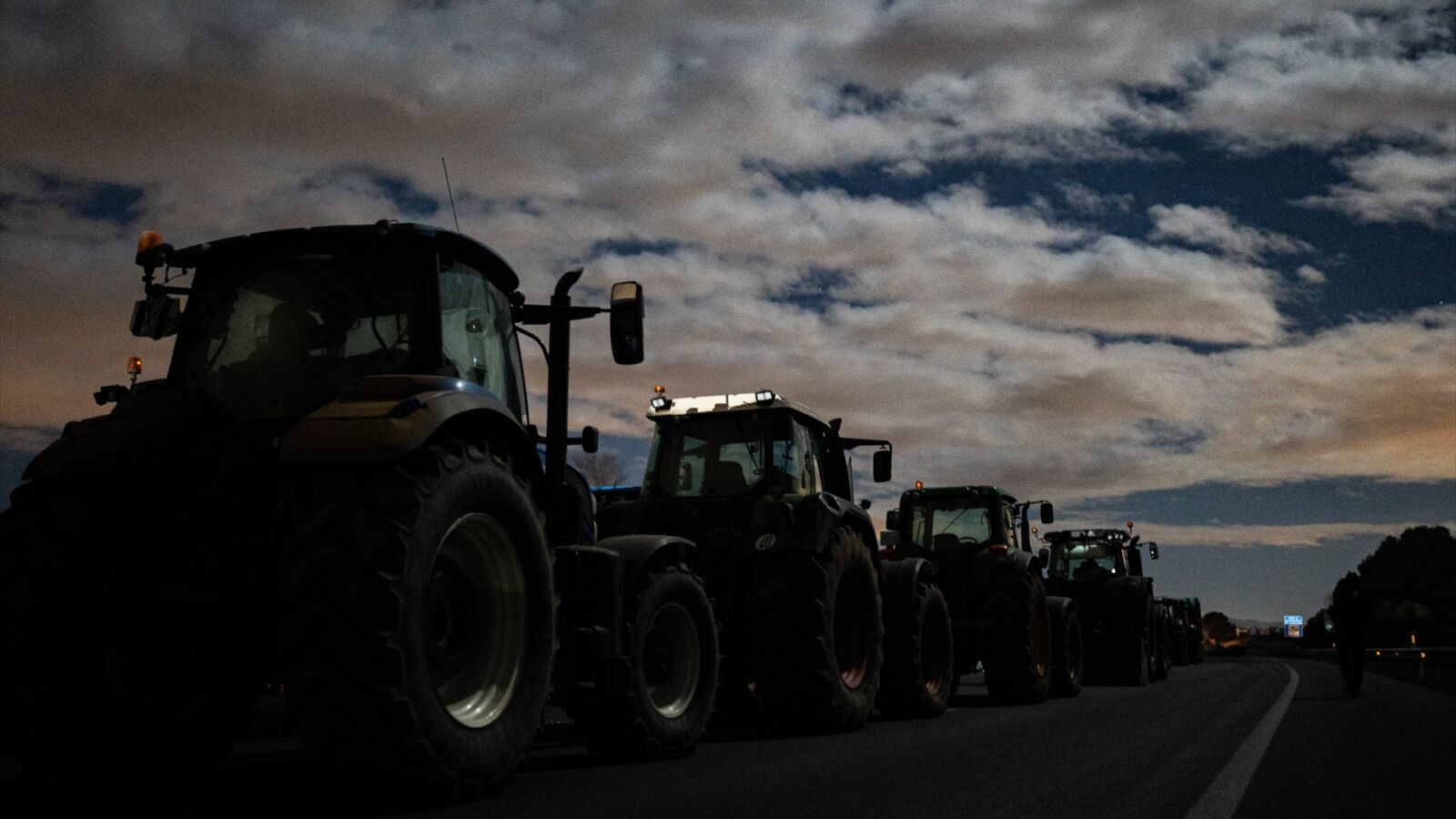 Los agricultores catalanes levantan los cortes en la AP7 tras reunirse con Illa y a la espera de avances concretos