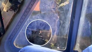 Imagen de la mujer atrapada en una tirolina