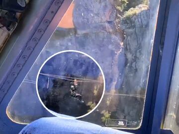 Imagen de la mujer atrapada en una tirolina