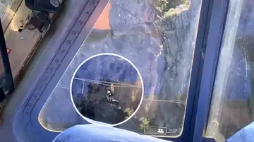 Imagen de la mujer atrapada en una tirolina Imagen de la mujer atrapada en una tirolina