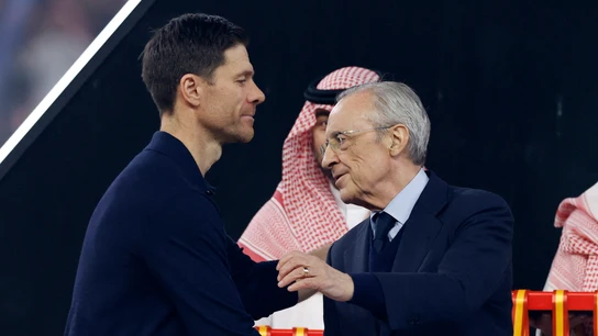 Xabi Alonso y Florentino Pérez tras la final de la Supercopa de España Xabi Alonso y Florentino Pérez tras la final de la Supercopa de España