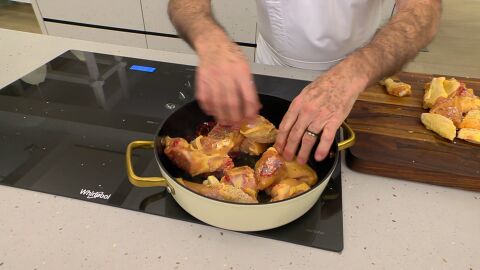Salpimienta el pollo, introdúcelo a la tartera y sofríe todo hasta que el pollo se dore
