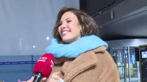 Jessica Bueno contestanto a la prensa Jessica Bueno contestanto a la prensa