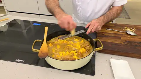 Pela el mango y pícalo en dados, añádelo Pela el mango y pícalo en dados, añádelo