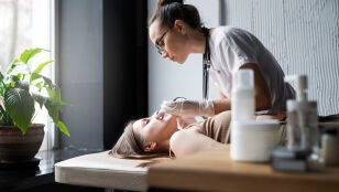 Mujer en una cl&iacute;nica est&eacute;tica