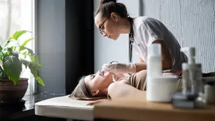 Mujer en una clínica estética