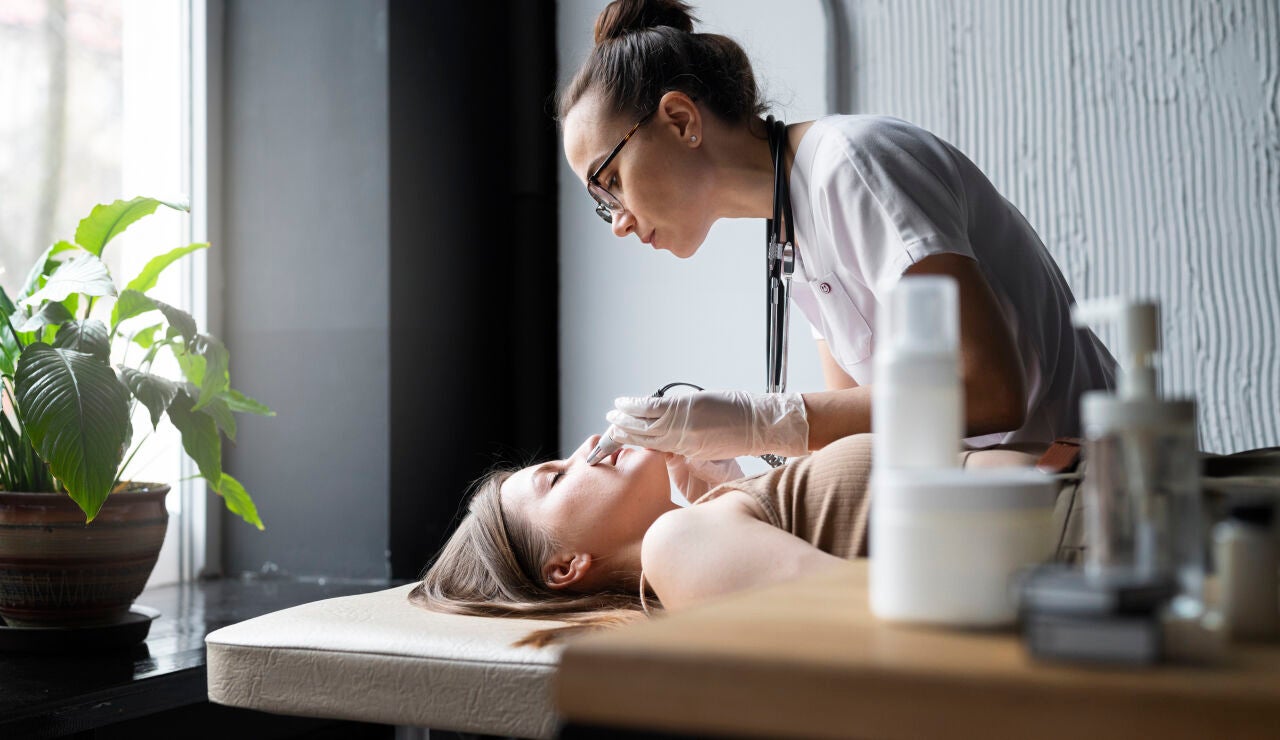 Mujer en una cl&iacute;nica est&eacute;tica