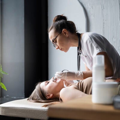 Mujer en una cl&iacute;nica est&eacute;tica