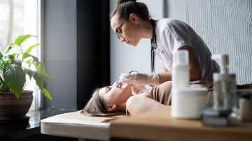 Mujer en una cl&iacute;nica est&eacute;tica