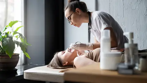 Mujer en una clínica estética Mujer en una clínica estética