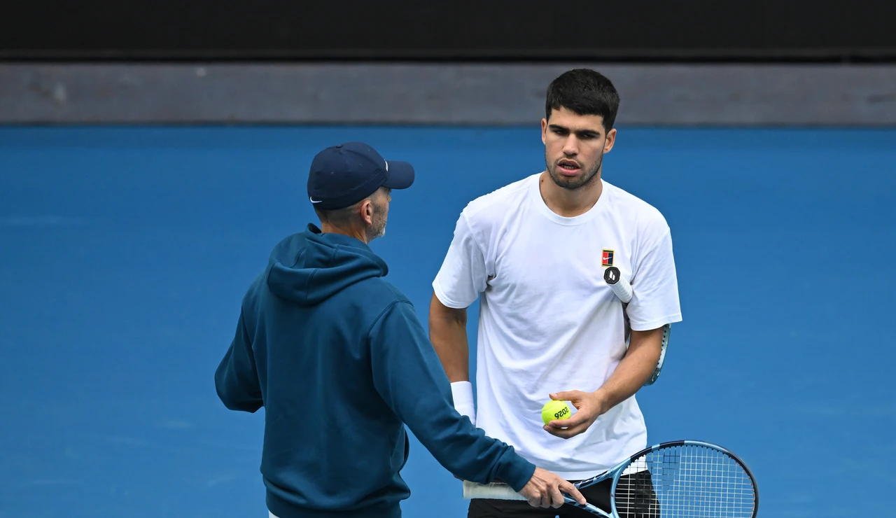 Samu López habla con Carlos Alcaraz durante un entrenamiento en Melbourne
