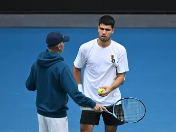 Samu López habla con Carlos Alcaraz durante un entrenamiento en Melbourne Samu López habla con Carlos Alcaraz durante un entrenamiento en Melbourne