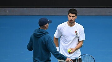 Samu L&oacute;pez habla con Carlos Alcaraz durante un entrenamiento en Melbourne