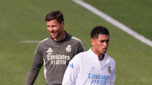 Bellingham y Xabi Alonso durante un entrenamiento